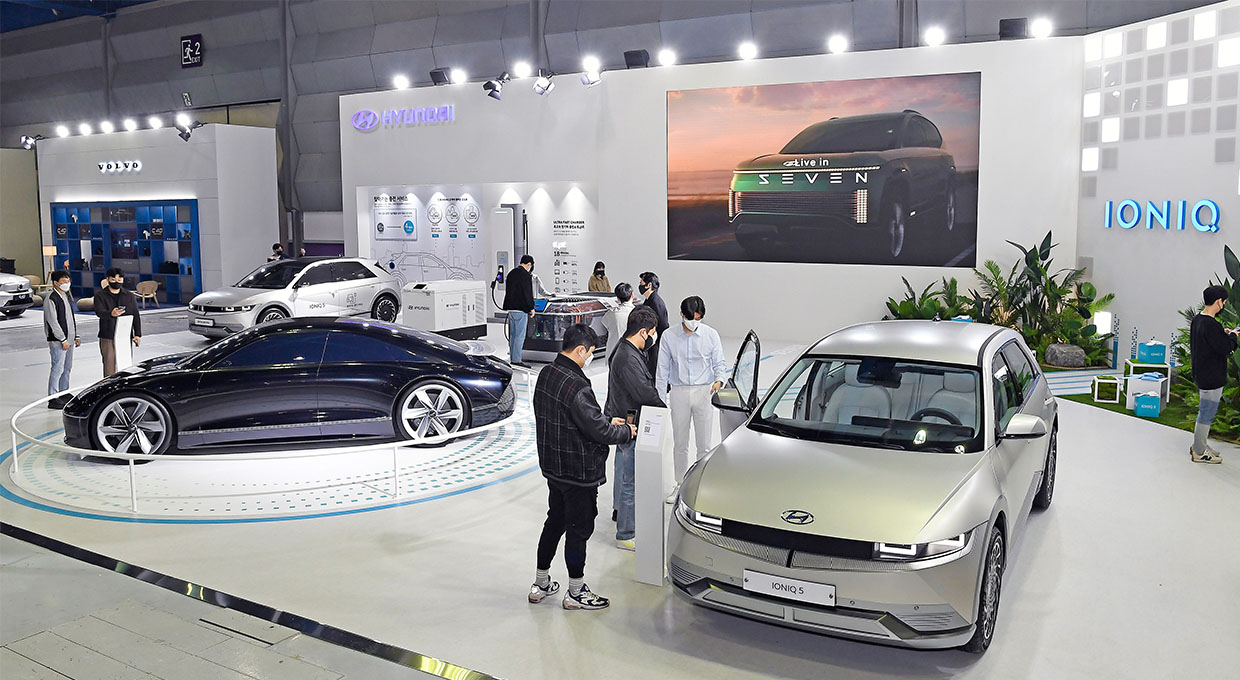아이오닉 5를 살펴보고 있는 관람객들