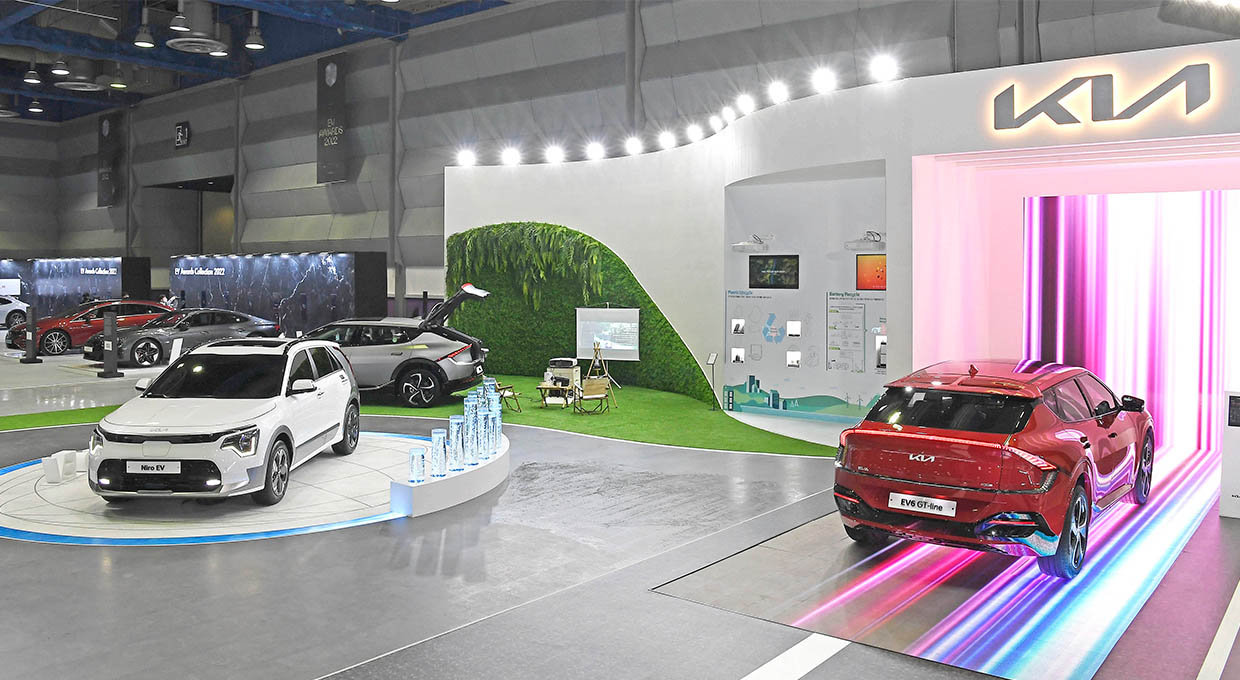 원형, 곡선, 직선 공간에 전시된 EV6와 신형 니로 EV, EV6 GT-Line