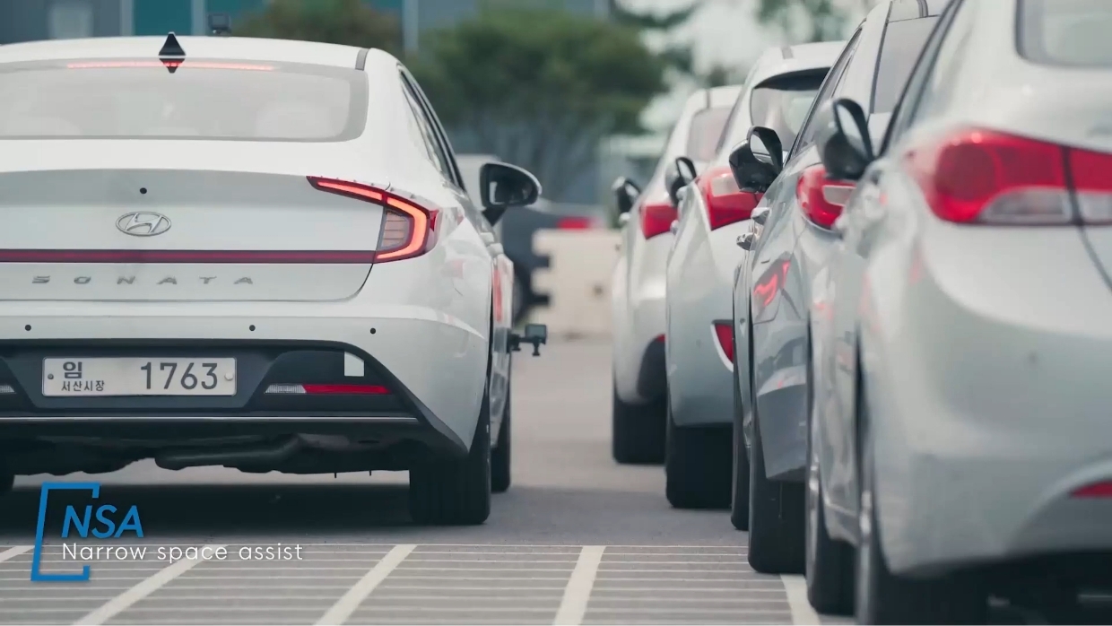 협로주행 기능을 활용해 좁은 길을 안전히 주행하고 있는 자동차