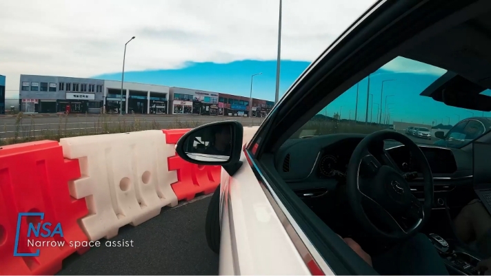 펜스에 의해 굴곡이 심해진 도로에서 회피 경로를 생성하고 있는 장면