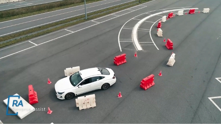 러버콘과 펜스 등으로 막다른 골목 상황을 연출한 모습