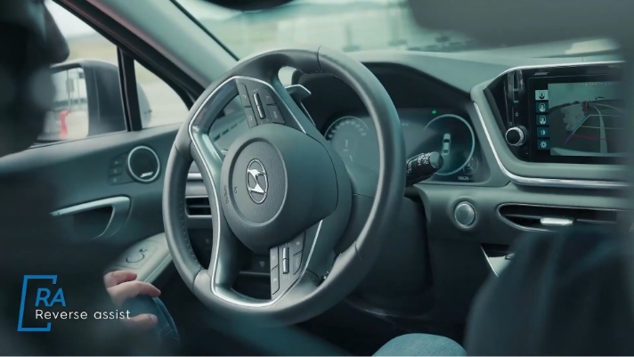 후방자율주행 기능 작동으로 자동 후진 주행을 연출하는 장면