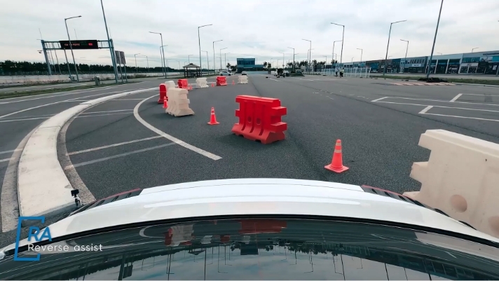 초음파 센서로 후방 장애물을 탐지하는 모습