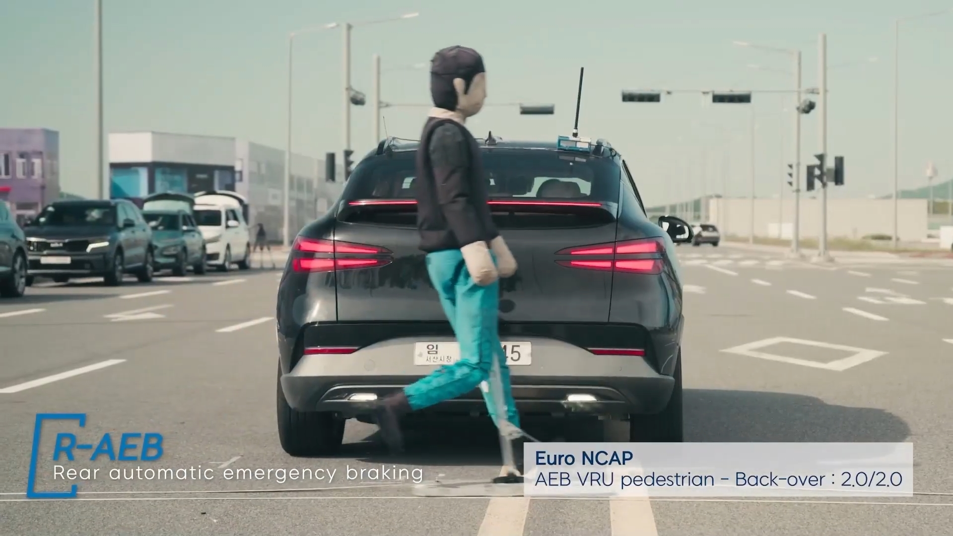 후방충돌 방지 기능을 연출하는 장면