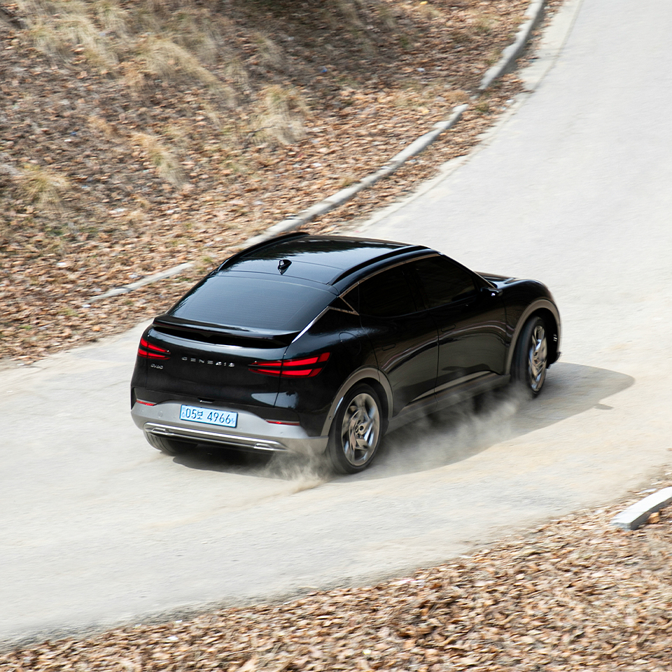 GV60가 언덕길을 힘차게 오르고 있다