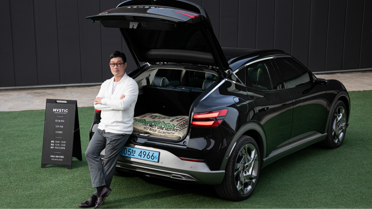 모델이자 인터뷰이인 장우영씨가 GV60의 트렁크 문을 열고 엉덩이를 걸치고 기대 있다