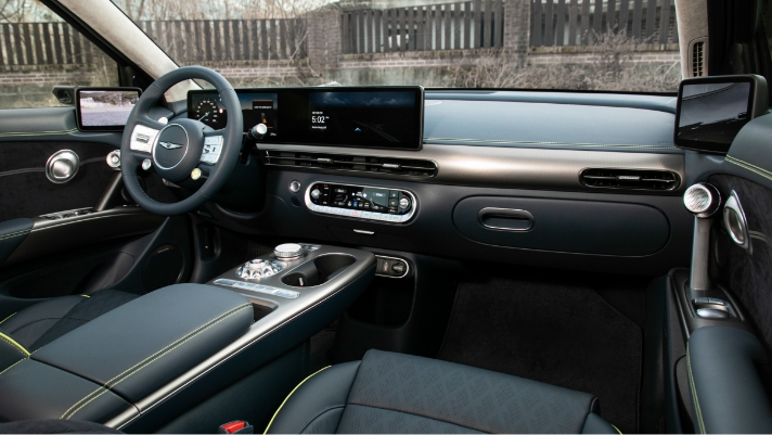 GV60 조수석에서 바라본 대시보드와 센터콘솔 및 전면창의 모습