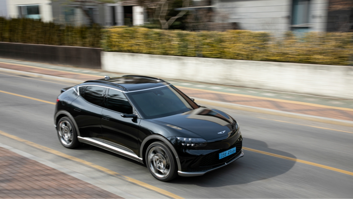 GV60가 도심 주택가의 주변 도로를 달리고 있다