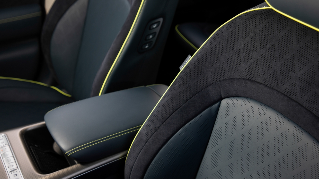 GV60의 운전석 시트와 센터콘솔 박스의 모습