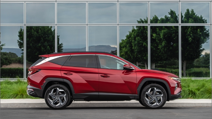 미국의 어느 건물을 배경으로 주차 중인 투싼의 측면 모습