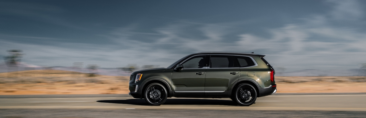 미국의 도로를 질주 중인 텔루라이드의 모습