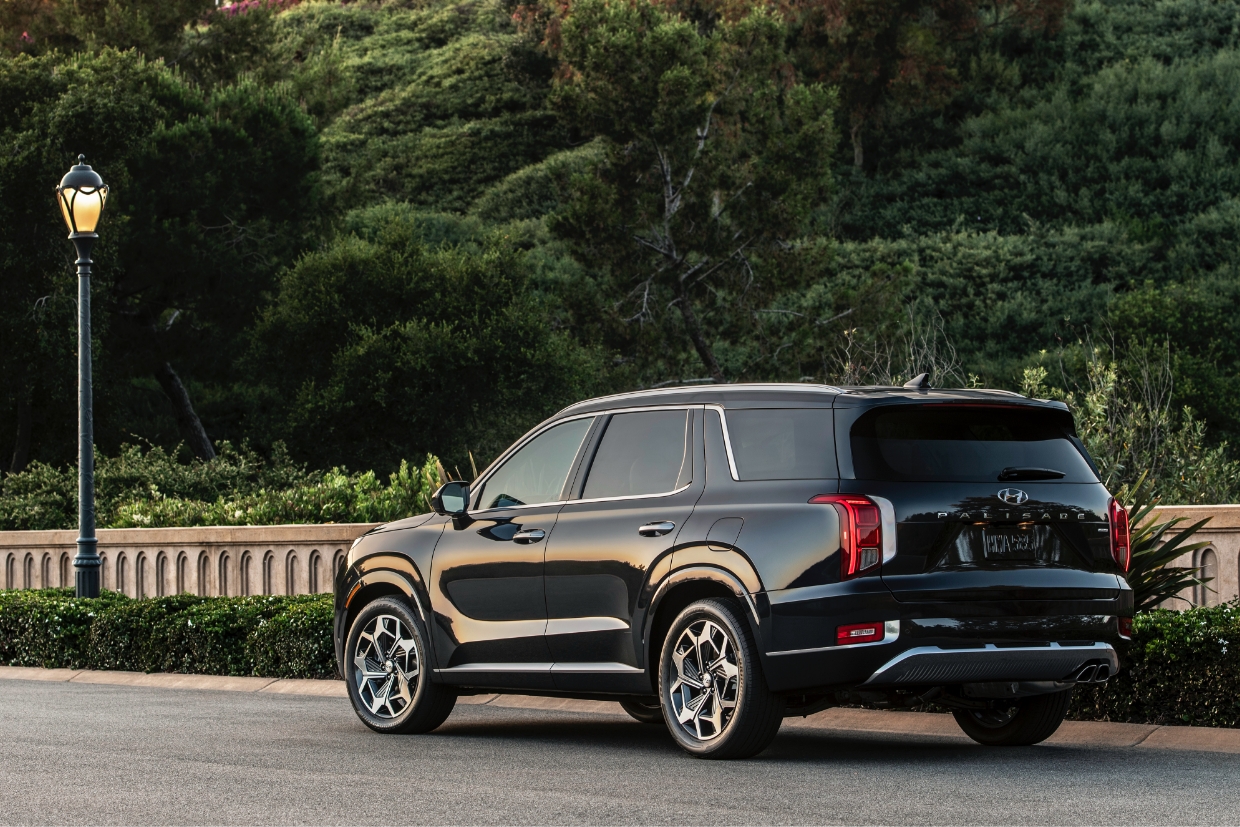 미국의 어느 공원 앞에 멈춰 있는 팰리세이드의 후측면 모습