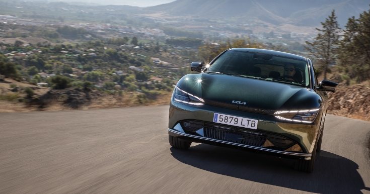 기아 EV6의 주행 앞모습