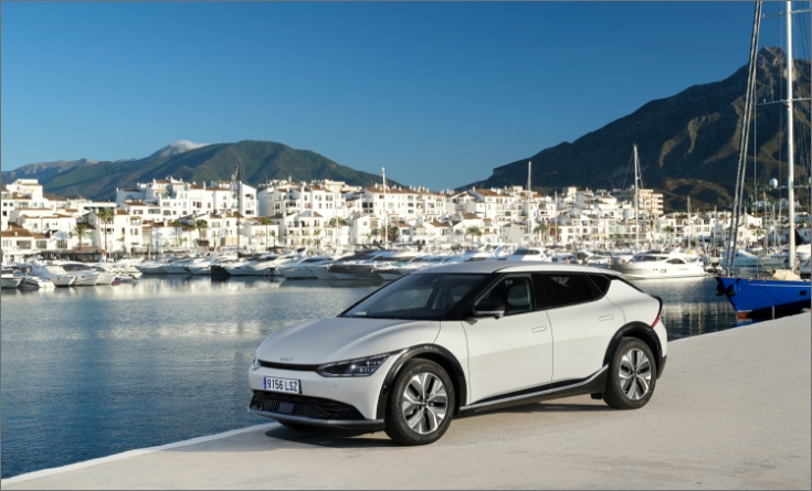 기아 EV6의 정측면 모습