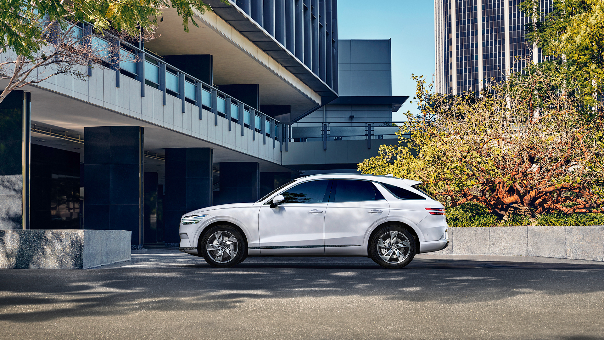 제네시스 GV70 전동화 모델의 옆모습