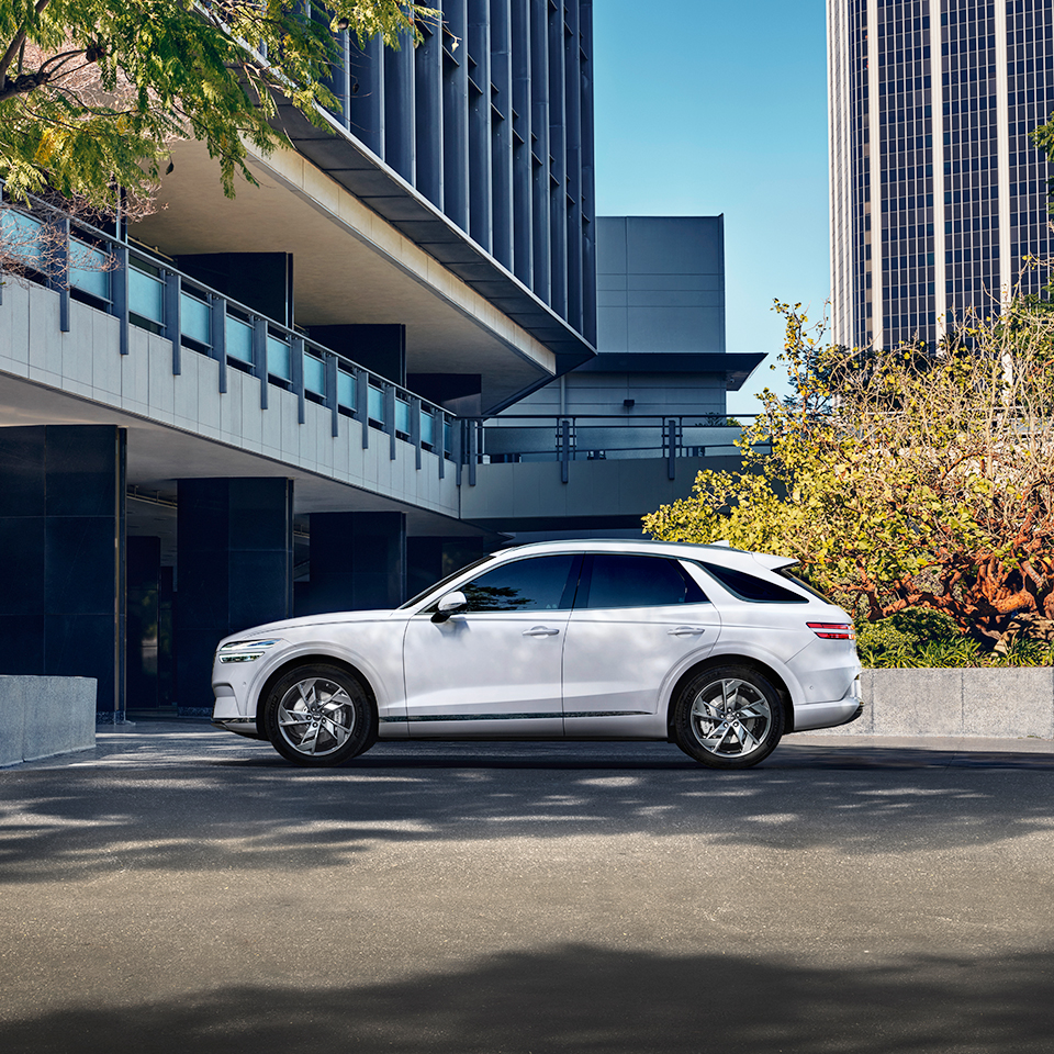 제네시스 GV70 전동화 모델의 옆모습