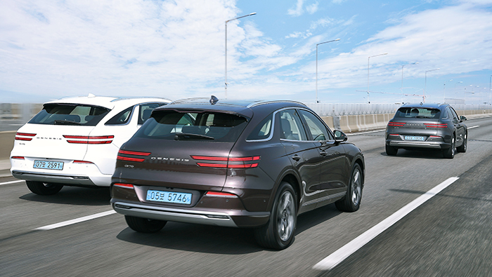 제네시스 GV70 전동화 모델의 주행 뒷모습