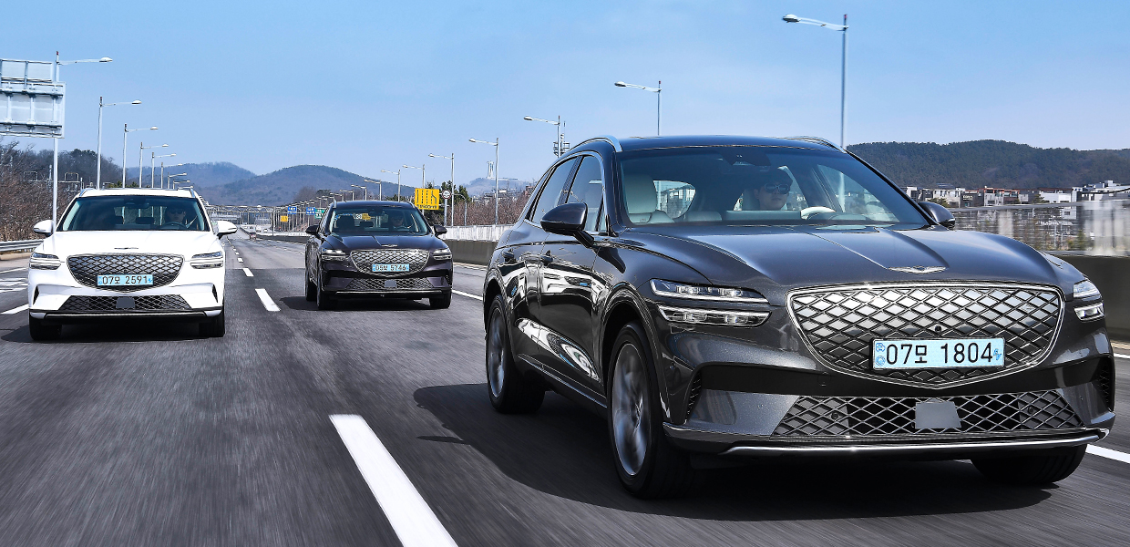 제네시스 GV70 전동화 모델의 주행 모습