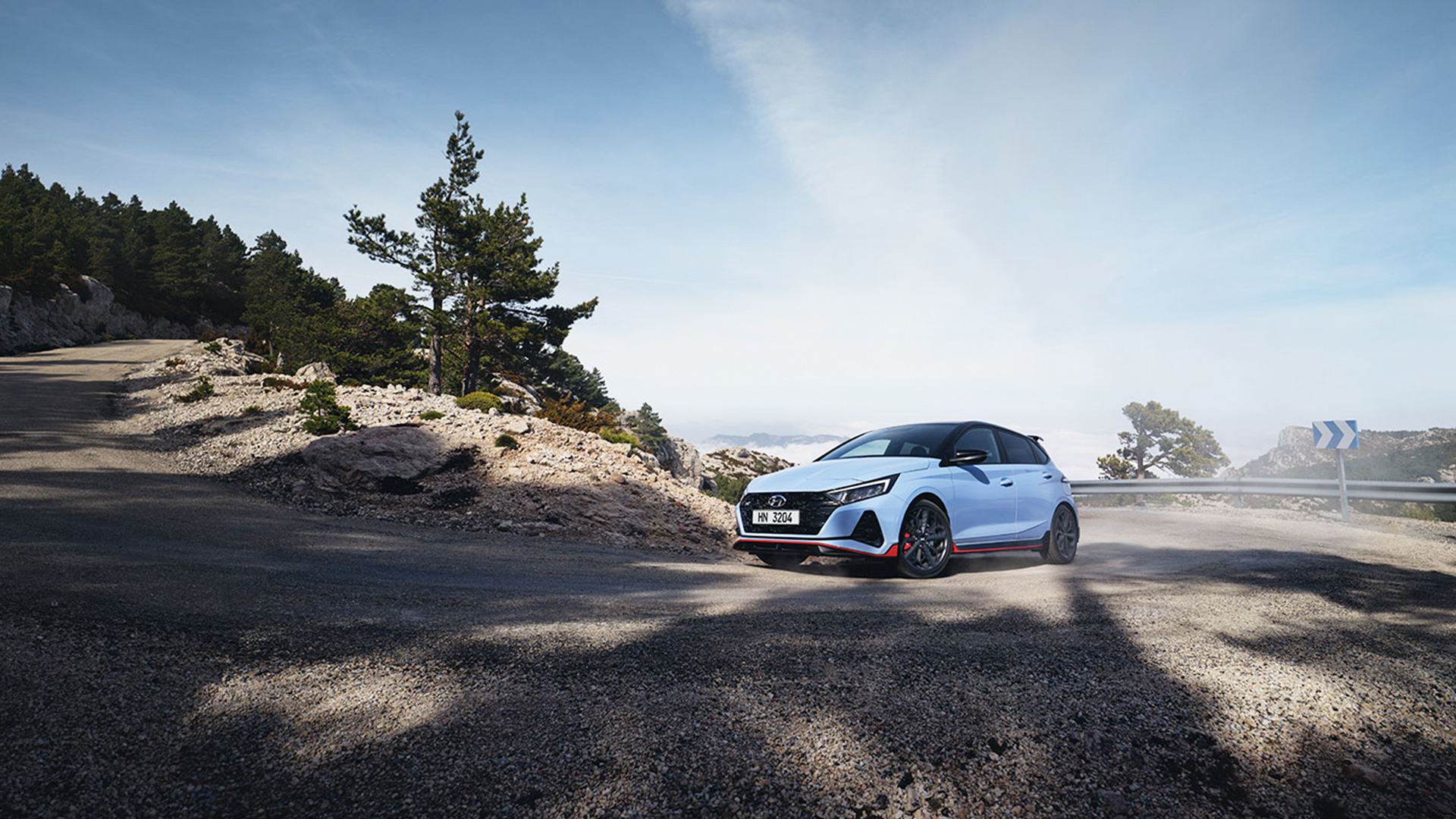 i20 N이 구불구불한 언덕길을 오르는 모습