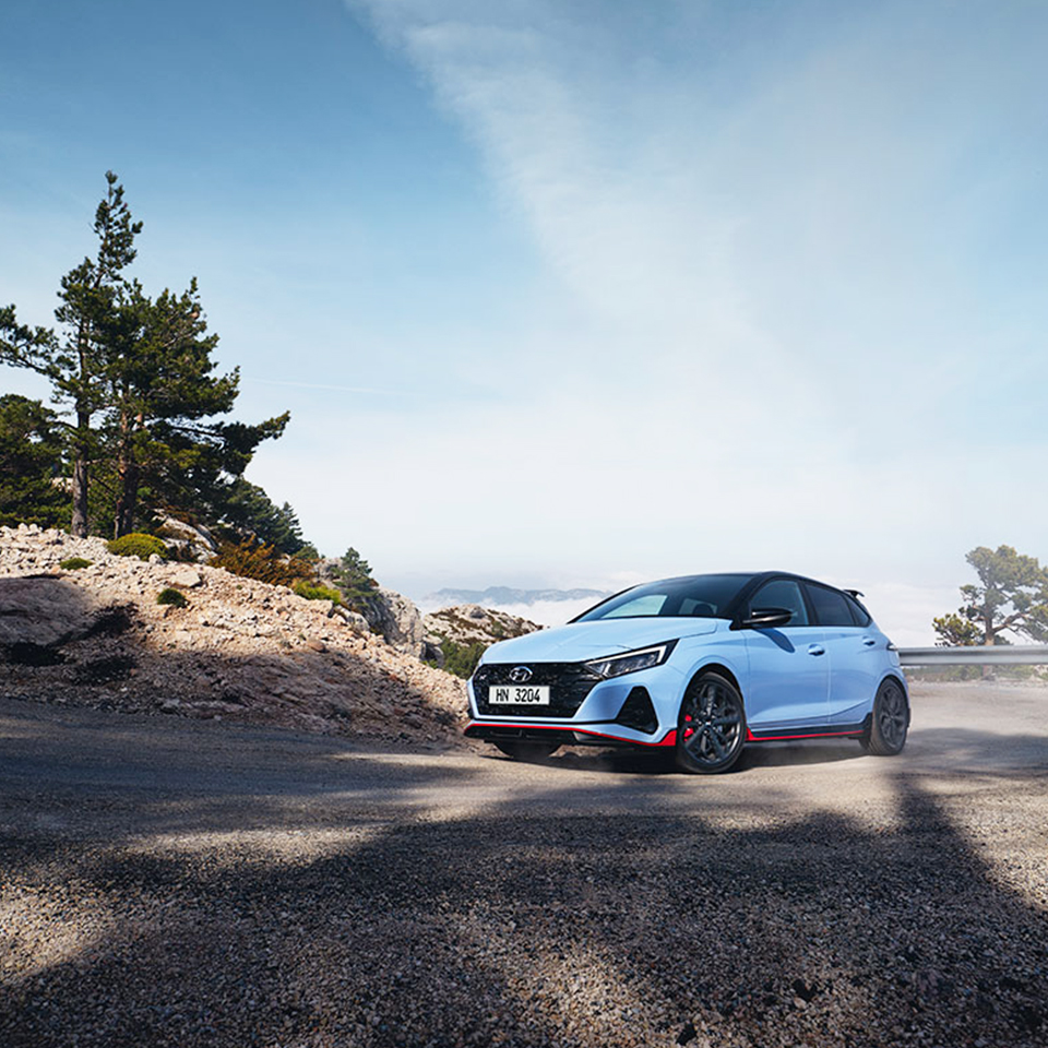 i20 N이 구불구불한 언덕길을 오르는 모습