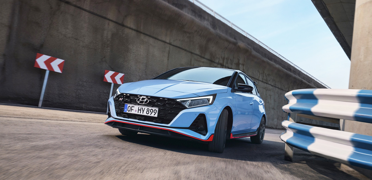 i20 N이 도심 속을 질주하고 있다