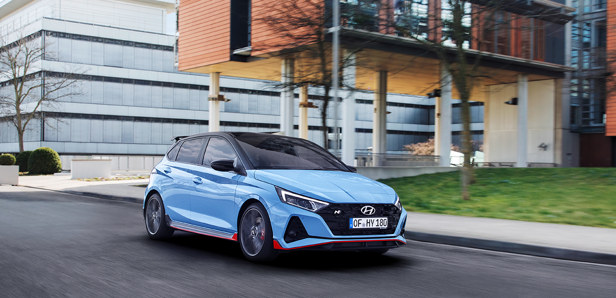 i20 N이 도심 속을 달리는 모습