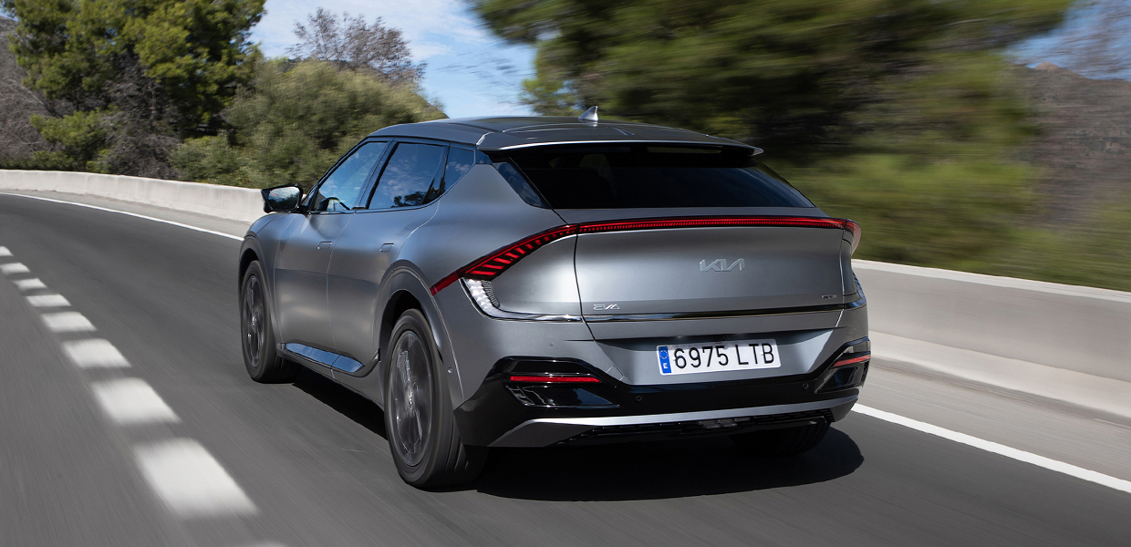 유럽의 와인딩 도로를 질주 중인 기아 EV6의 모습