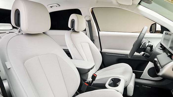 조수석 창에서 바라본 현대차 아이오닉 5의 1열 좌석 모습