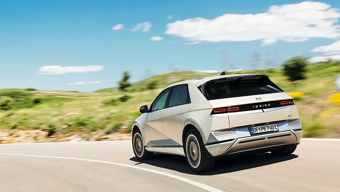 현대자동차 아이오닉 5의 주행 뒷모습