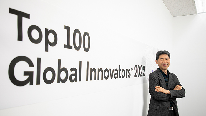 지적재산실 김회일 실장이 클래리베이트 100대 혁신 기업 선정을 기념해 포즈를 취하고 있다