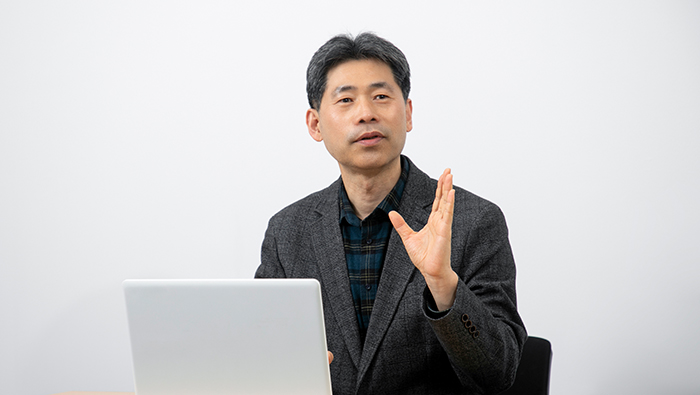 지적재산실 김회일 실장이 지식재산권과 특허에 관련한 질문에 답변을 하고 있다