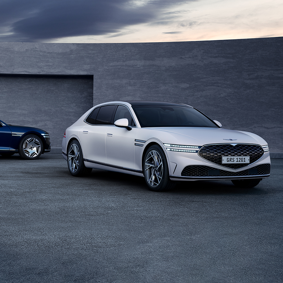 제네시스 플래그십 세단인 G90가 서 있는 모습