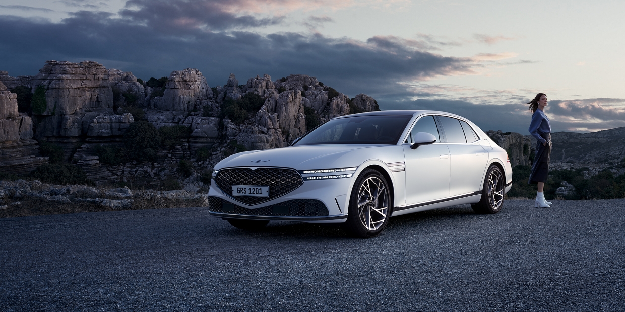 제네시스 G90가 서 있는 모습