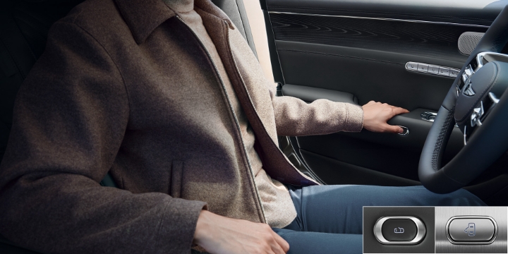 제네시스 G90의 이지 클로즈 버튼을 설명하는 사진