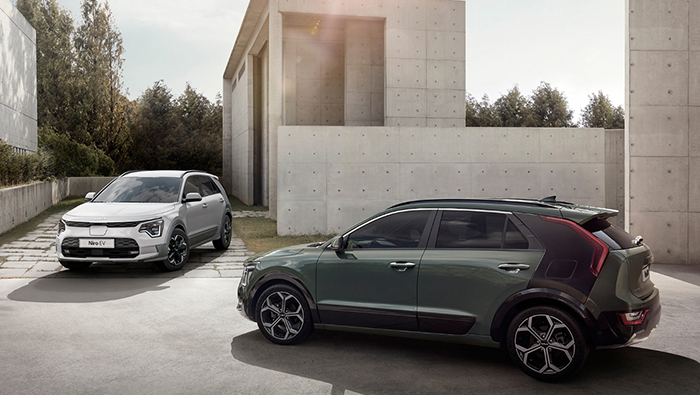 기아 니로가 서 있는 모습