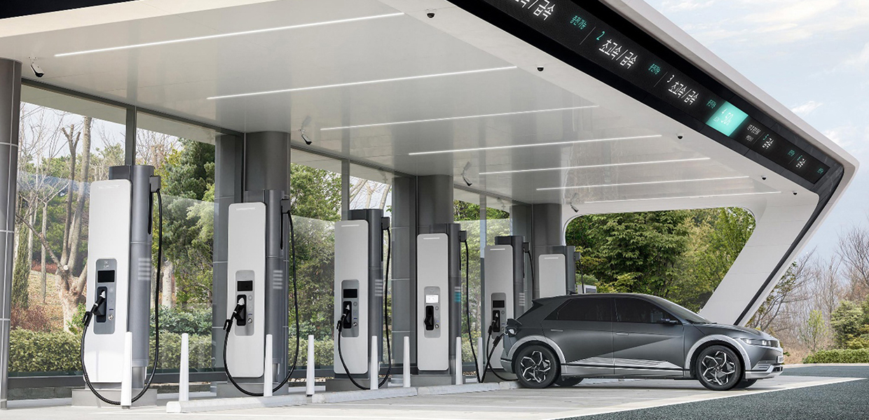 현대차그룹의 초급속 전기차 충전소에서 아이오닉 5가 충전하는 모습