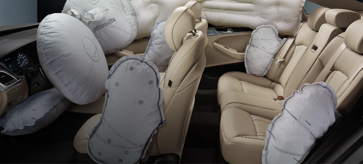 에어백을 전개한 자동차 실내 모습