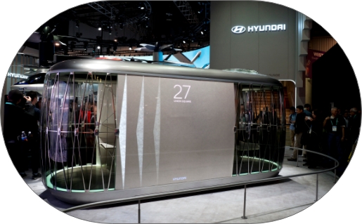 현대차의 콘셉트 PBV를 전시한 모습