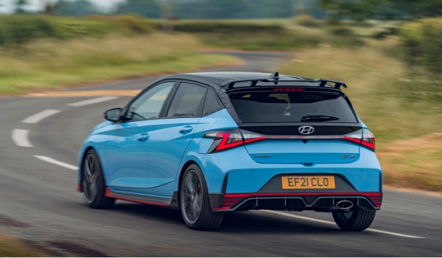 고갯길을 달리고 있는 현대차 i20 N