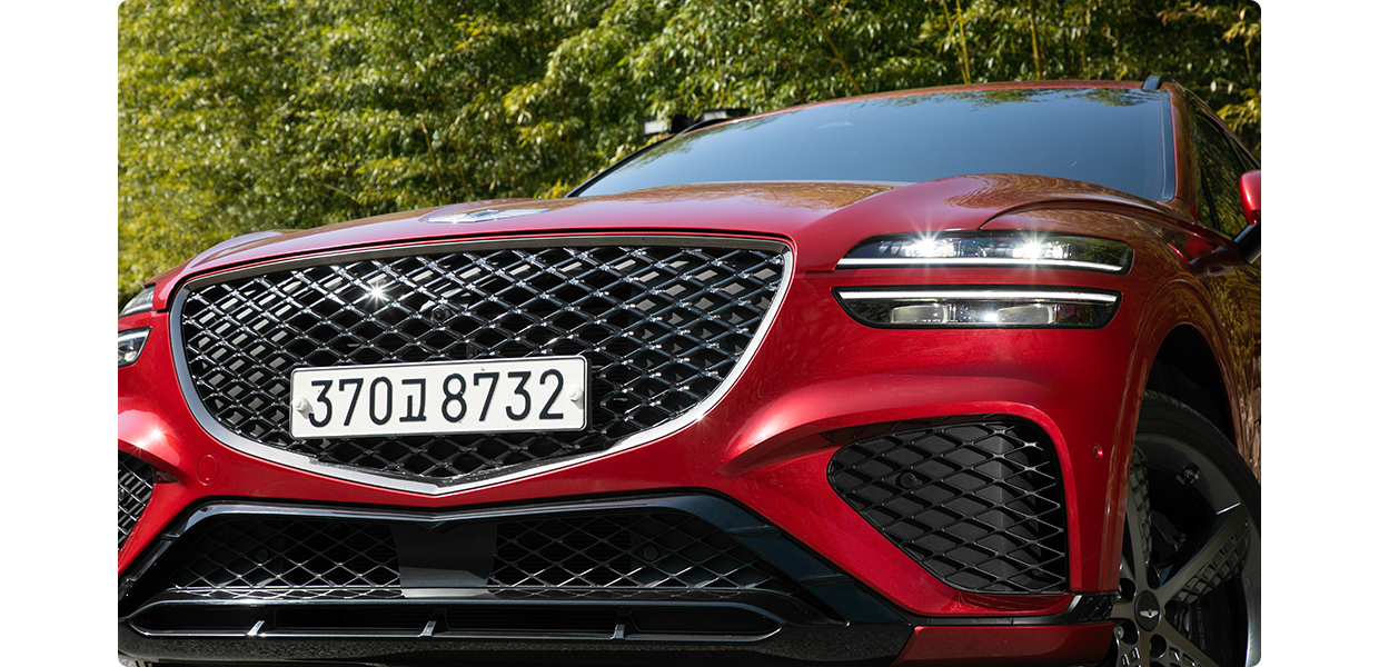 GV70가 숲 사이에 정차한 모습