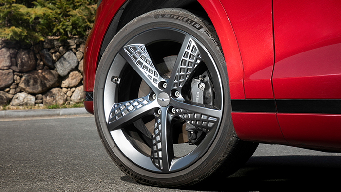 GV70의 프런트 휠 사이로 브레이크 시스템이 보이는 모습