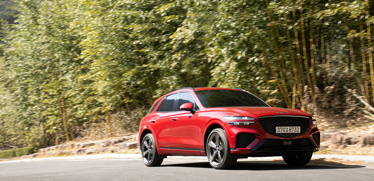 GV70가 대나무숲 사이로 주행하는 모습