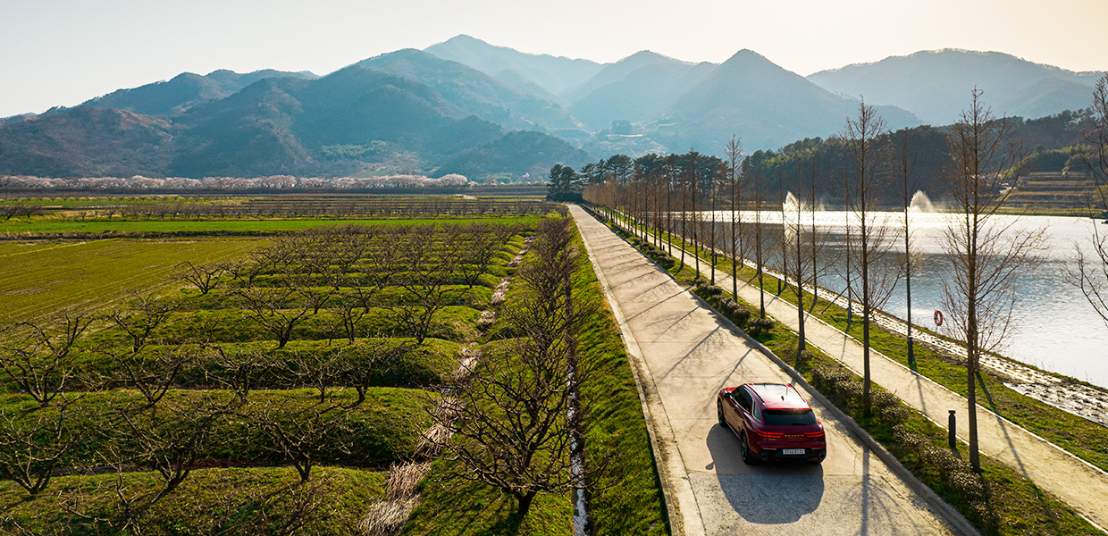 평야를 질주하는 제네시스 GV70의 모습