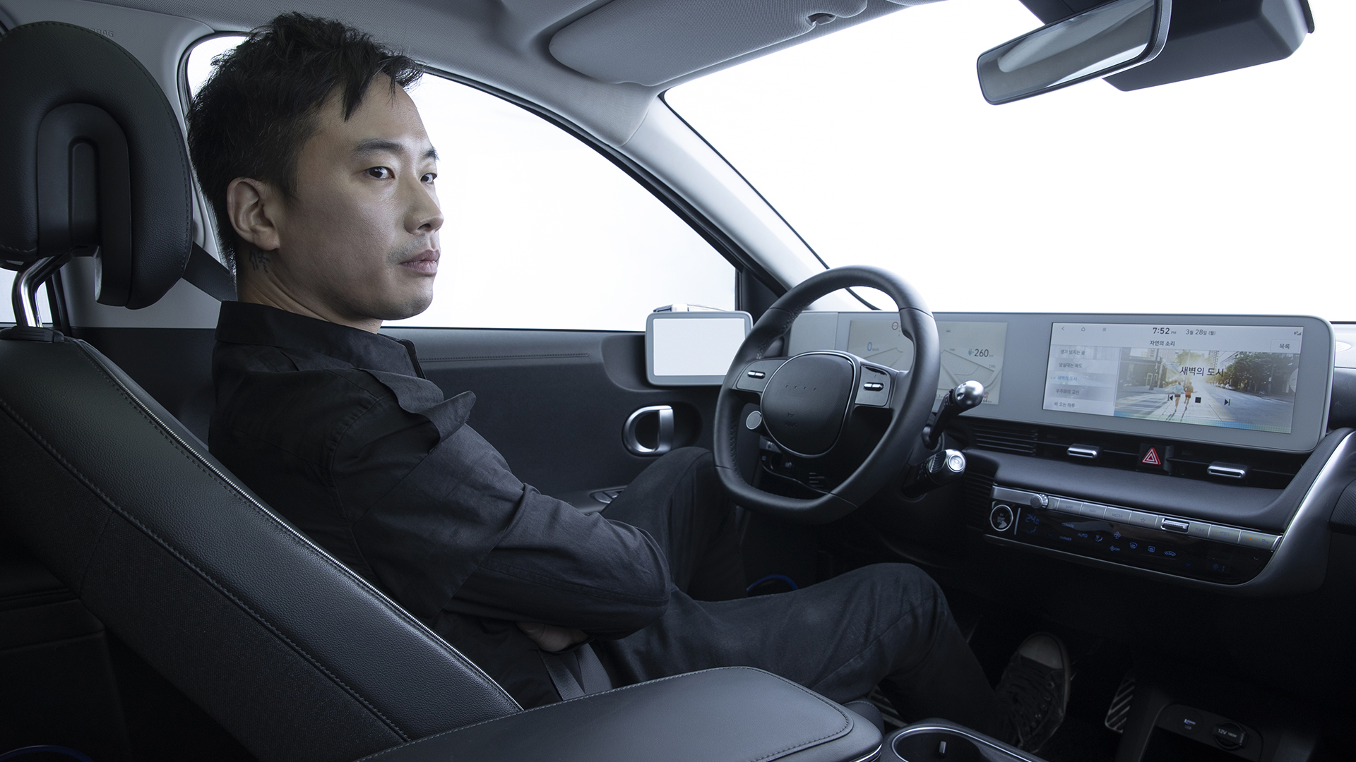 음악감독 정재일이 운전석에 앉아 휴식을 취하는 모습