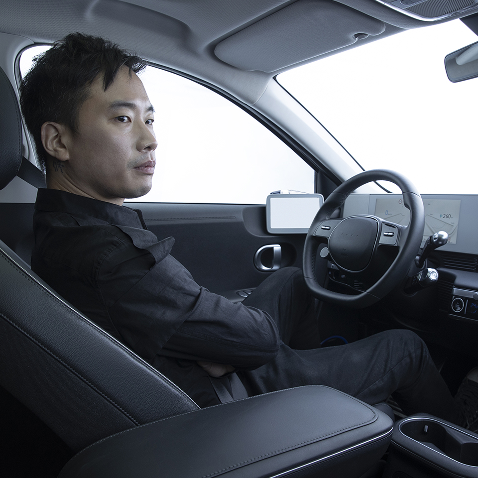음악감독 정재일이 운전석에 앉아 휴식을 취하는 모습