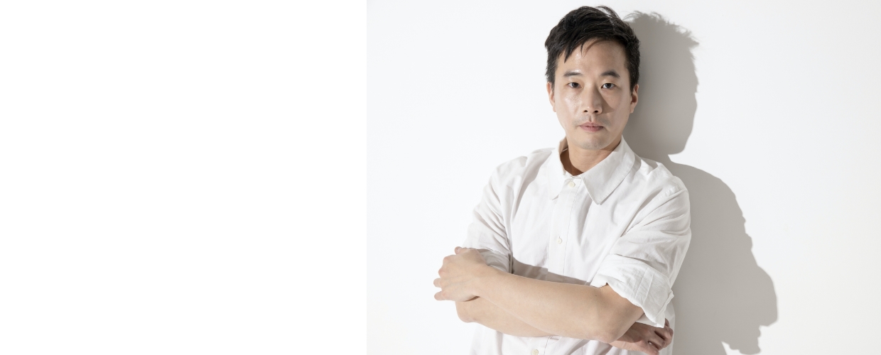 음악감독 정재일이 팔짱을 낀 채 정면을 응시한 모습