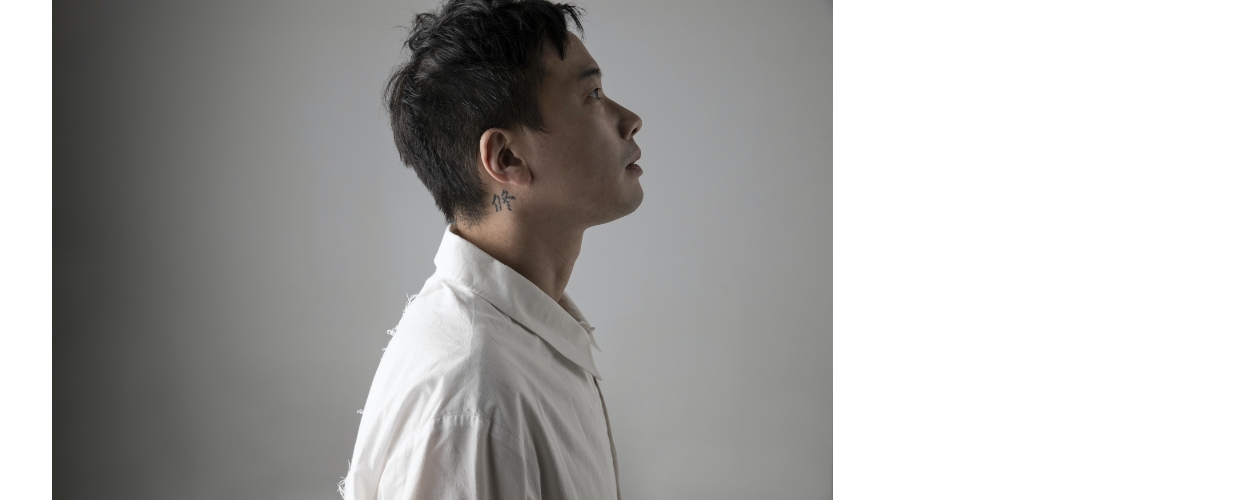 음악감독 정재일이 고개를 들어 위를 바라보는 측면 모습