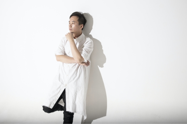 음악감독 정재일이 먼 곳을 응시한 모습