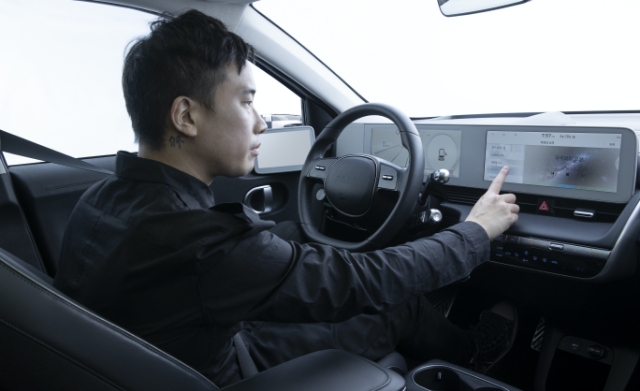 음악감독 정재일이 아이오닉5의 인포테인먼트를 조작하는 모습