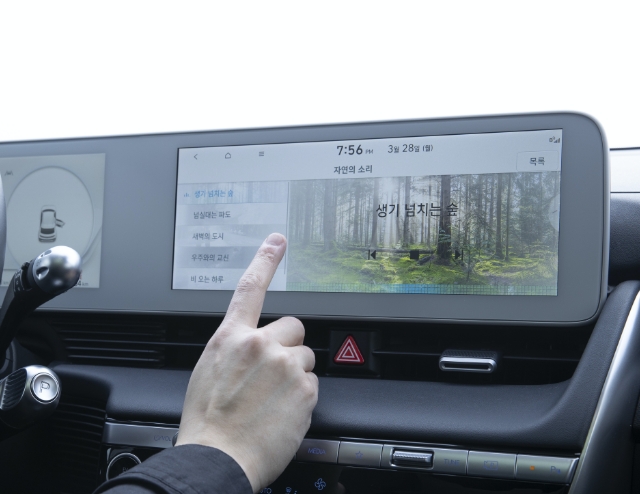 음악감독 정재일이 아이오닉5의 인포테인먼트를 조작하는 모습